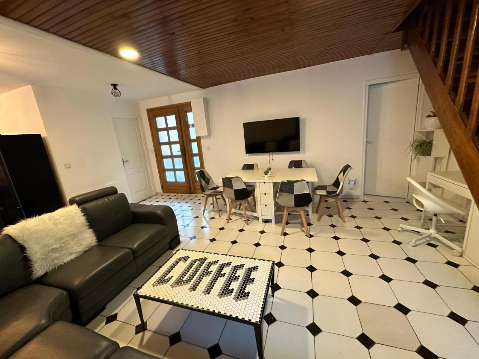Agreable Appartement Dans Une Maison Сен-Дені Екстер'єр фото